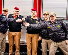 Comandantes entregando as chaves do ABT 13755 ao Chefe de Guarnição.