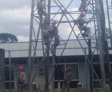 Instrução de trabalho em torres de alta tensão e torres de comunicação.