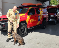 Soldado Espírito Santo com a cachorrinha Mali, na sede do GOST.
