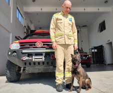 Soldado Espírito Santo com a cachorrinha Mali, na sede do GOST.