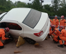 Instrução de salvamento veicular do CBMPR para bombeiros do Maranhão.