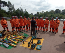 Instrução de salvamento veicular do CBMPR para bombeiros do Maranhão.