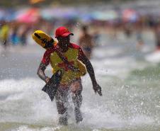 Trabalho do CBMPR no litoral, durante a Operação Verão.