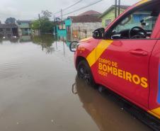 Bombeiros militares do Paraná prestam apoio em União da Vitória, castigada pelas enchentes.