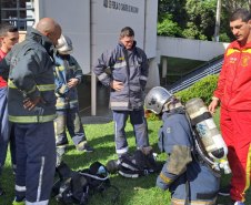 Treino para a 5ª Corrida do Fogo de 2023, em que bombeiros militares irão conduzir triciclos com pessoas com deficiência.