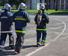 Treino para a 5ª Corrida do Fogo de 2023, em que bombeiros militares irão conduzir triciclos com pessoas com deficiência.