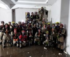 Bombeiros do Paraná passam por treinamento para a força-tarefa para resposta em desastres.