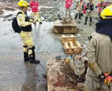 Bombeiros do Paraná passam por treinamento para a força-tarefa para resposta em desastres.