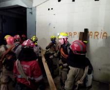 Bombeiros do Paraná passam por treinamento para a força-tarefa para resposta em desastres.