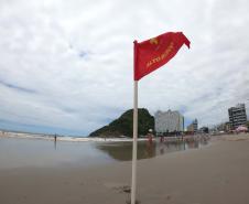 Bandeira vermelha é sinal de alto risco para banhistas.