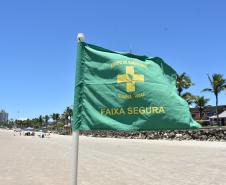 Bandeira verde significa local com baixo risco para banhistas.