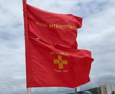 Bandeira duplo vermelha significa local interditado: ninguém deve ficar naquela área por motivos de segurança.