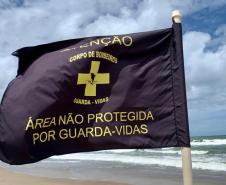 Bandeira preta sinaliza que não há posto permanente de guarda-vidas naquele local.