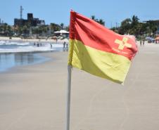 Postos de guarda-vidas ficam em locais marcados com bandeiras mescladas de vermelho e amarelo.