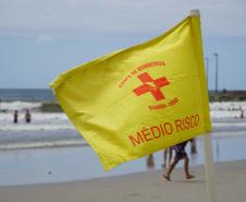 Bandeira amarela indica que é preciso tomar cuidado extra: médio risco para banhistas.
