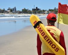 Postos de guarda-vidas ficam em locais marcados com bandeiras mescladas de vermelho e amarelo.