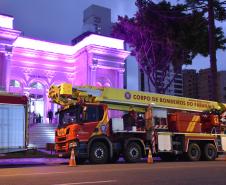 Caminhão dos bombeiros em frente à Câmara Municipal de Curitiba.