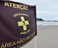 Para curtir o verão é importante ficar atento às sinalizações feitas pelos guarda-vidas e não tirar o olho das crianças.