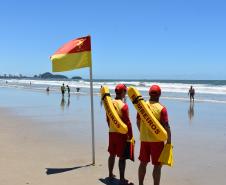 Para curtir o verão é importante ficar atento às sinalizações feitas pelos guarda-vidas e não tirar o olho das crianças.