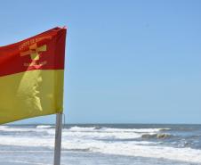 Bombeiros em ação durante o Verão Maior Paraná 2024