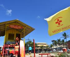 Para curtir o verão é importante ficar atento às sinalizações feitas pelos guarda-vidas e não tirar o olho das crianças.