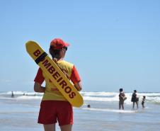 Bombeiros em ação durante o Verão Maior Paraná 2024