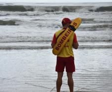 Bombeiros em ação durante o Verão Maior Paraná 2024