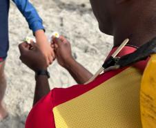 Para curtir o verão é importante ficar atento às sinalizações feitas pelos guarda-vidas e não tirar o olho das crianças.