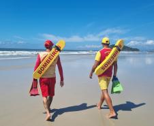 Bombeiros em ação na Ilha do Mel.
