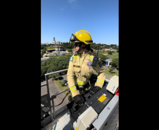 Cabo Luquetta no comando da Autoplataforma Móvel.