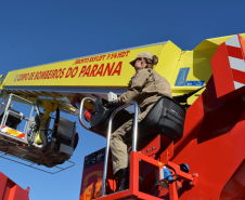 Cabo Luquetta no comando da Autoplataforma Móvel.