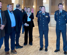 Visita do Corpo de Bombeiros Militar do Paraná à Suécia para analisar a tecnologia de madeira engenheirada.