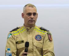 Bombeiros do Paraná retornam de ação para resgatar vítimas de enchentes no RS.