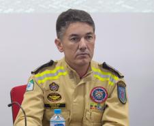 Bombeiros do Paraná retornam de ação para resgatar vítimas de enchentes no RS.