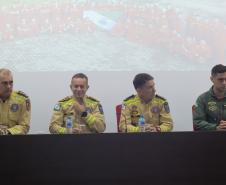 Bombeiros do Paraná retornam de ação para resgatar vítimas de enchentes no RS.