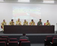 Bombeiros do Paraná retornam de ação para resgatar vítimas de enchentes no RS.