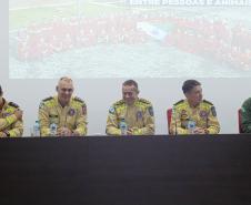 Bombeiros do Paraná retornam de ação para resgatar vítimas de enchentes no RS.