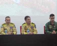 Bombeiros do Paraná retornam de ação para resgatar vítimas de enchentes no RS.