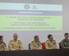 Bombeiros do Paraná retornam de ação para resgatar vítimas de enchentes no RS.