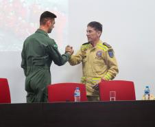 Bombeiros do Paraná retornam de ação para resgatar vítimas de enchentes no RS.