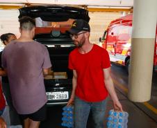 Doação no Corpo de Bombeiros de materiais e alimentos a vítimas das enchentes no Rio Grande do Sul.