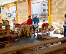 Doação no Corpo de Bombeiros de materiais e alimentos a vítimas das enchentes no Rio Grande do Sul.