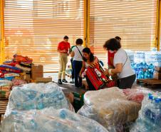 Doação no Corpo de Bombeiros de materiais e alimentos a vítimas das enchentes no Rio Grande do Sul.