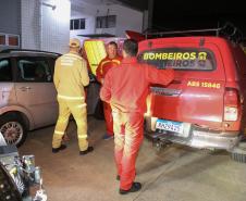 Bombeiros do Paraná retornam de ação para resgatar vítimas de enchentes no RS.