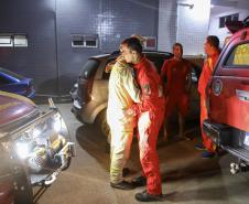 Bombeiros do Paraná retornam de ação para resgatar vítimas de enchentes no RS.