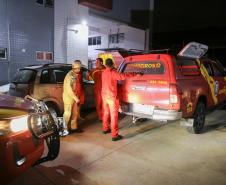 Bombeiros do Paraná retornam de ação para resgatar vítimas de enchentes no RS.