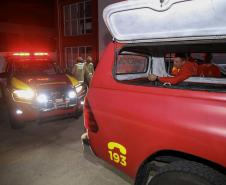 Bombeiros do Paraná retornam de ação para resgatar vítimas de enchentes no RS.