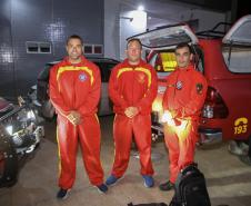 Bombeiros do Paraná retornam de ação para resgatar vítimas de enchentes no RS.