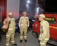 Bombeiros do Paraná retornam de ação para resgatar vítimas de enchentes no RS.