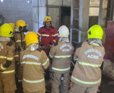 Curso do CBMPR para bombeiros do Acre sobre segurança em silos.